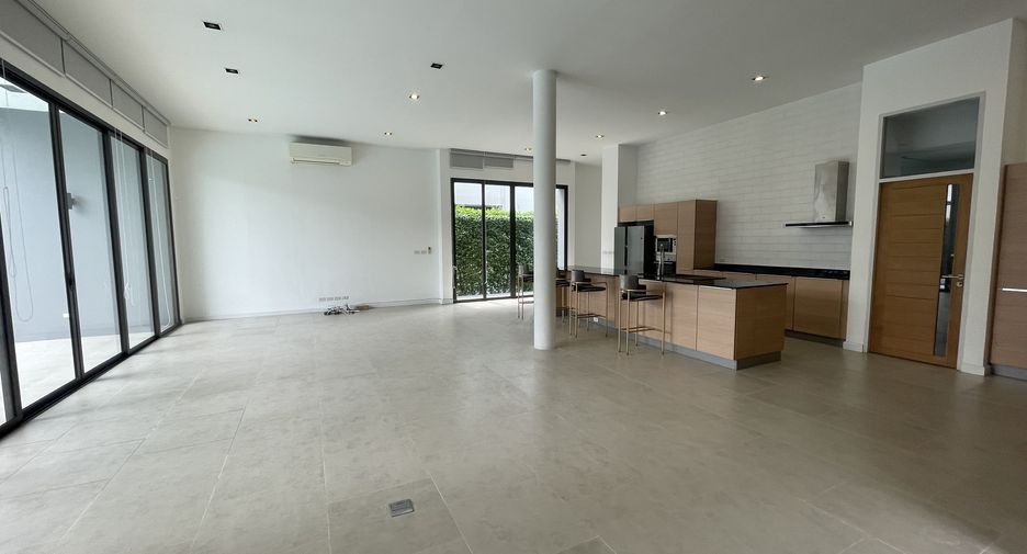 For rent 4 bedrooms house in Khlong Toei, Bangkok