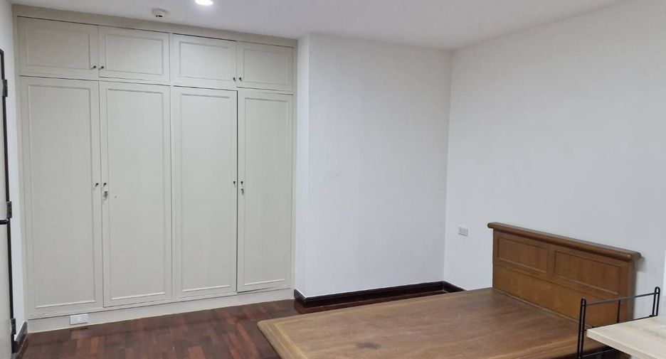 For rent 3 bedrooms condo in Khlong Toei, Bangkok