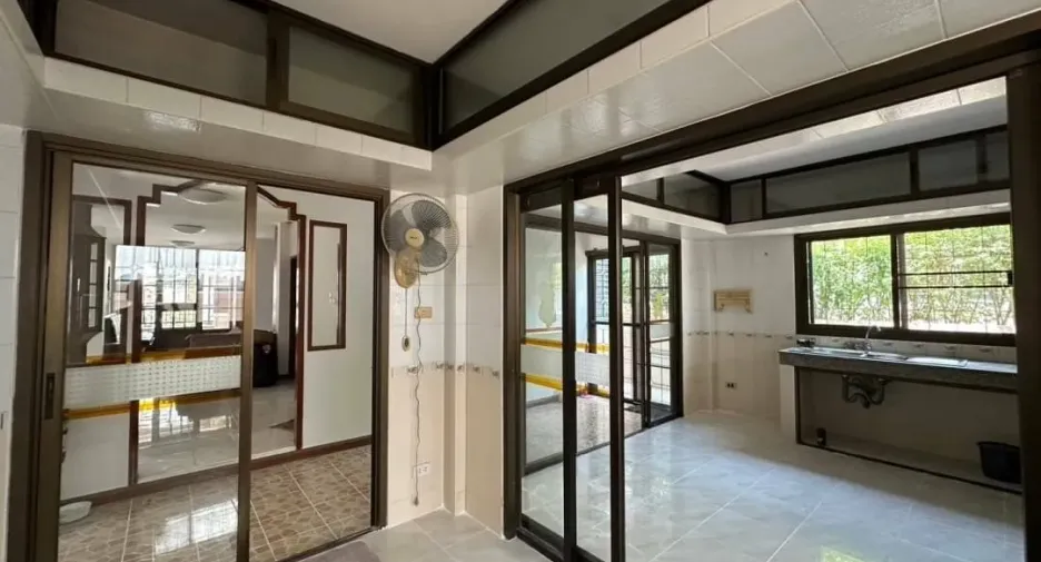 For rent 6 bedrooms house in Mueang Samut Prakan, Samut Prakan