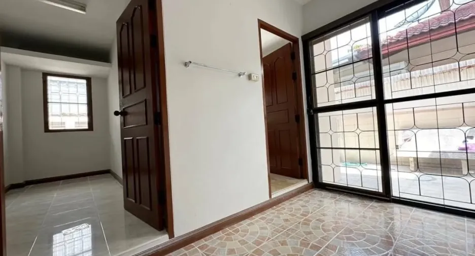 For rent 6 bedrooms house in Mueang Samut Prakan, Samut Prakan