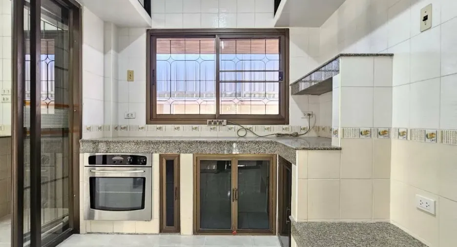 For rent 6 bedrooms house in Mueang Samut Prakan, Samut Prakan
