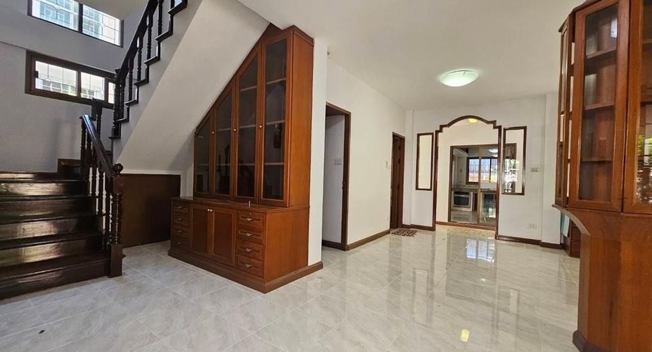 For rent 6 bedrooms house in Mueang Samut Prakan, Samut Prakan