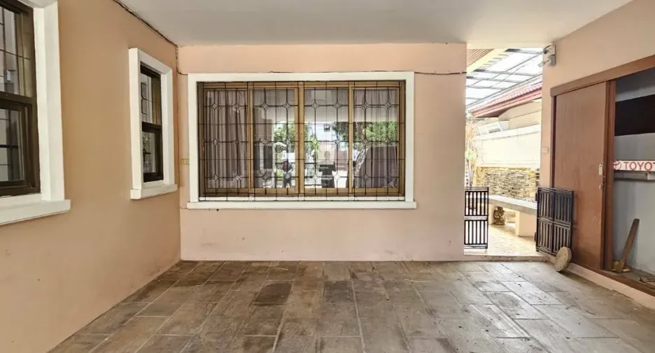 For rent 6 bedrooms house in Mueang Samut Prakan, Samut Prakan
