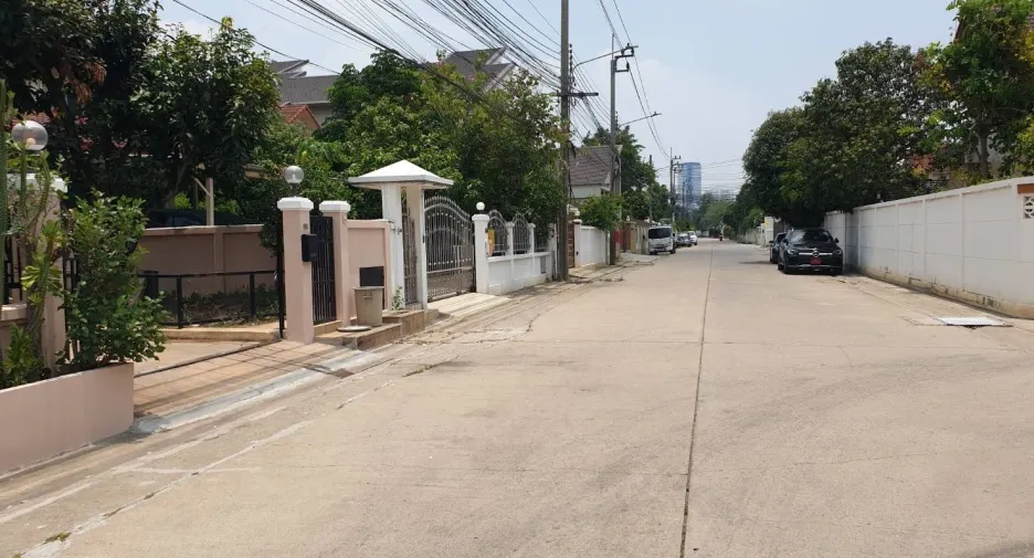 For rent 6 bedrooms house in Mueang Samut Prakan, Samut Prakan