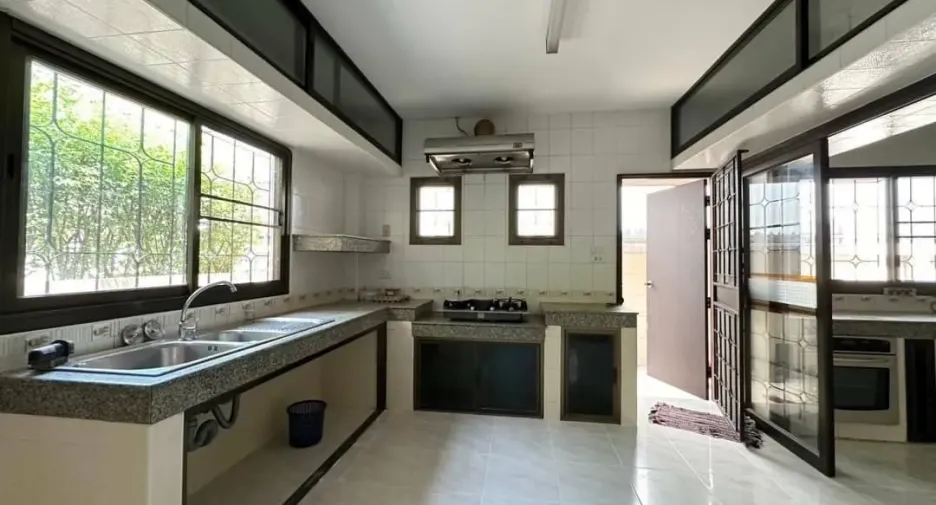 For rent 6 bedrooms house in Mueang Samut Prakan, Samut Prakan