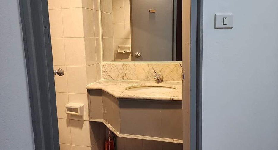 For rent 2 bedrooms condo in Yan Nawa, Bangkok