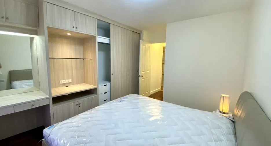 Condo en alquiler de 3 habitaciones en Yan Nawa, Bangkok