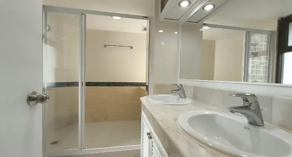 For rent 2 bedrooms condo in Pathum Wan, Bangkok