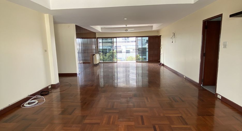 For rent 3 ベッドルーム apartment in Khlong Toei, Bangkok