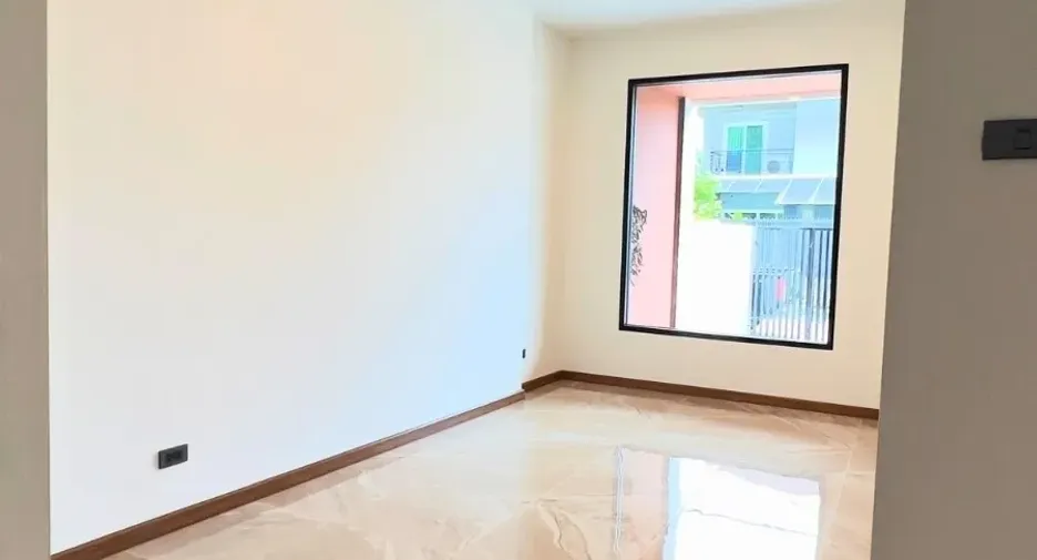 For rent 2 bedrooms townhouse in Lat Phrao, Bangkok