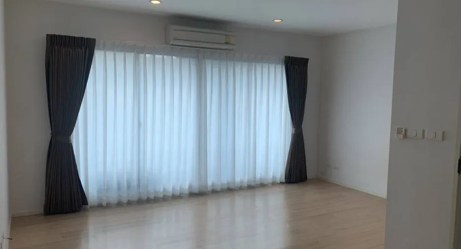 For rent 3 bedrooms townhouse in Bang Kapi, Bangkok