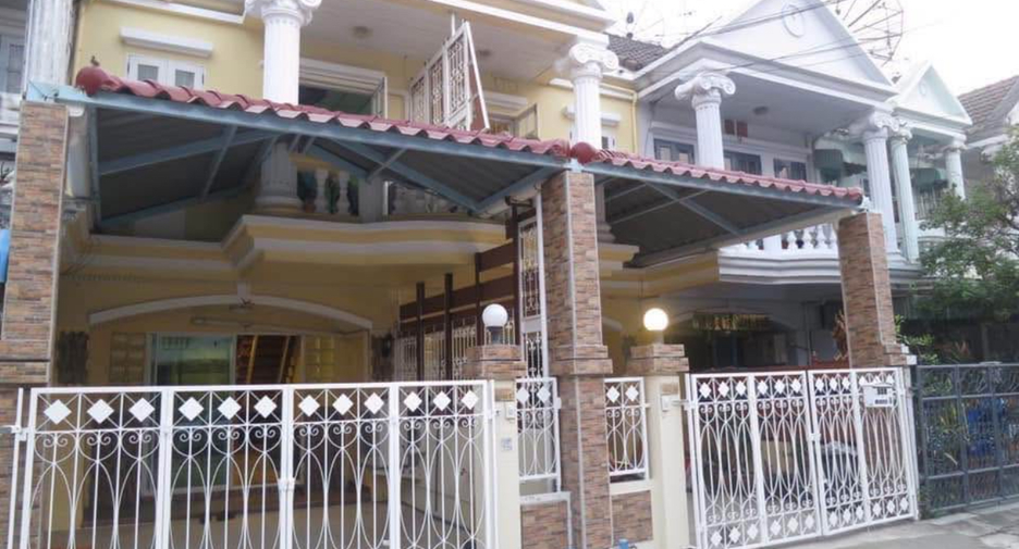 For rent 2 bedrooms townhouse in Bang Na, Bangkok
