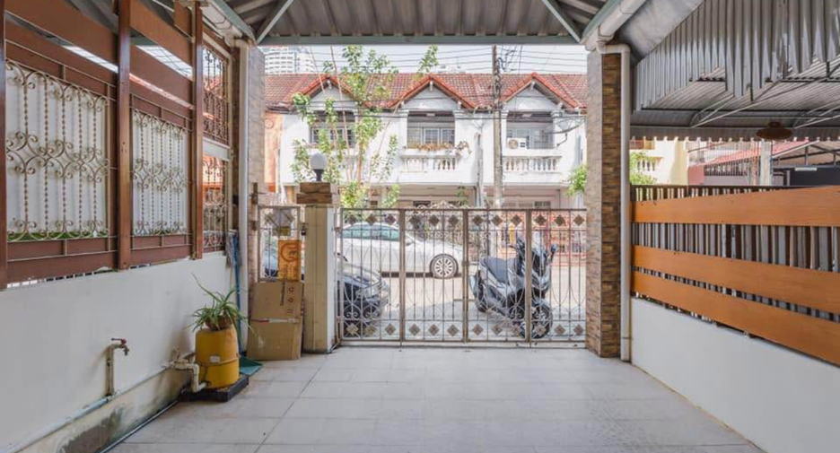 For rent 2 bedrooms townhouse in Bang Na, Bangkok