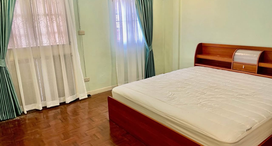 For rent 2 bedrooms townhouse in Bang Na, Bangkok