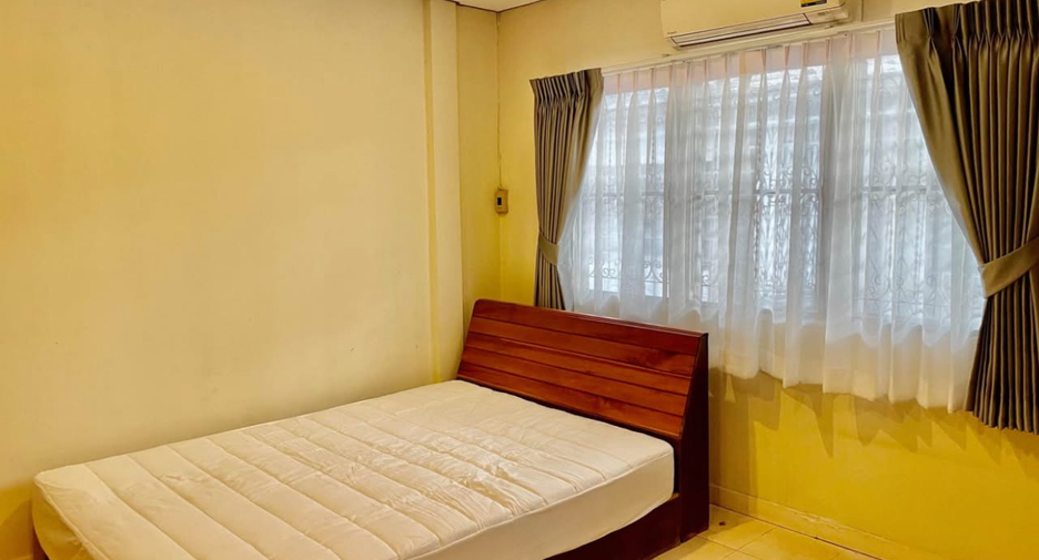 For rent 2 bedrooms townhouse in Bang Na, Bangkok