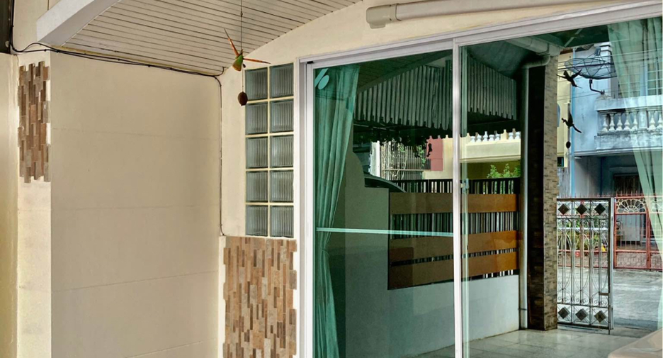 For rent 2 bedrooms townhouse in Bang Na, Bangkok