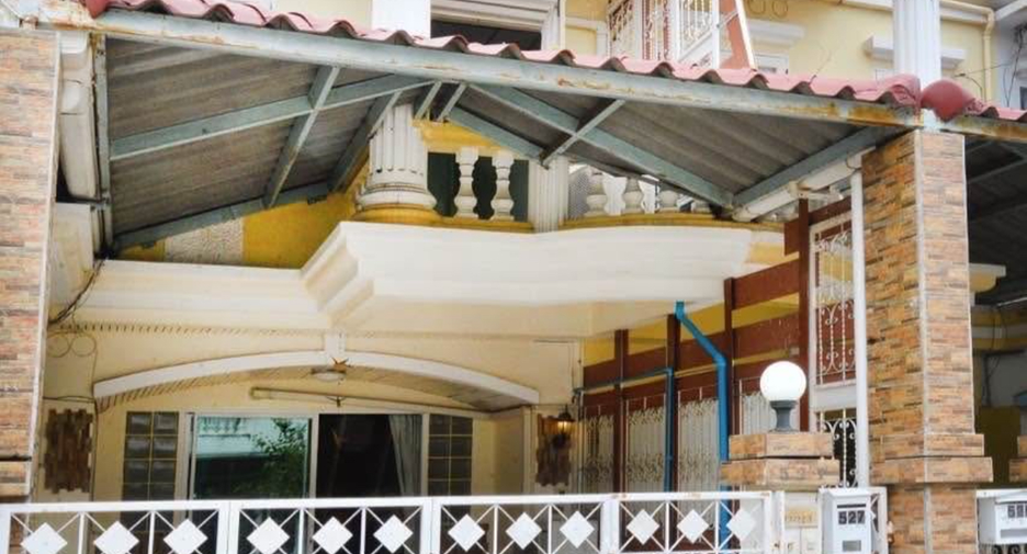 For rent 2 bedrooms townhouse in Bang Na, Bangkok