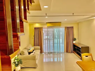 Casa adosada en alquiler de 2 habitaciones en Bang Na, Bangkok