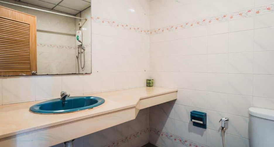 For rent 2 bedrooms townhouse in Bang Na, Bangkok