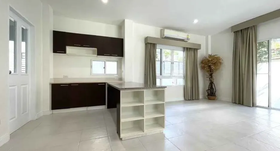 For rent 3 bedrooms house in Khlong Sam Wa, Bangkok