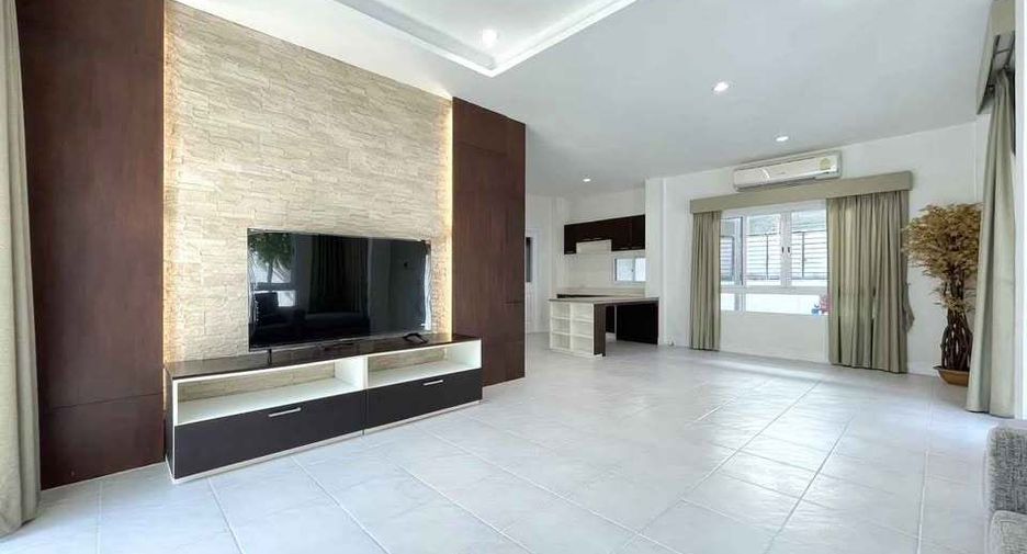 For rent 3 bedrooms house in Khlong Sam Wa, Bangkok