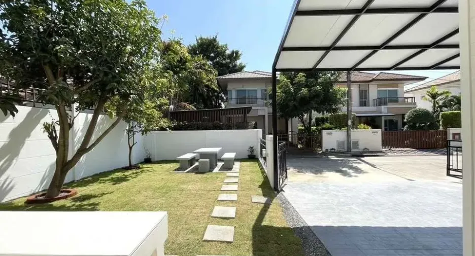 For rent 3 bedrooms house in Khlong Sam Wa, Bangkok