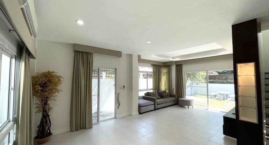 For rent 3 bedrooms house in Khlong Sam Wa, Bangkok