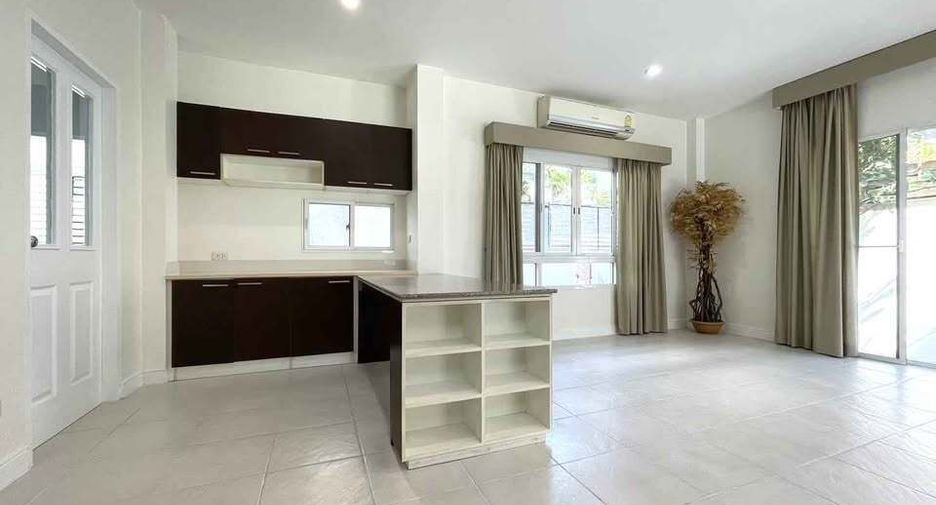 For rent 3 bedrooms house in Khlong Sam Wa, Bangkok