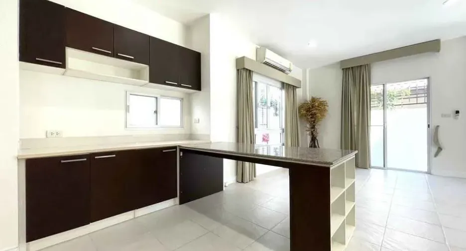 For rent 3 bedrooms house in Khlong Sam Wa, Bangkok