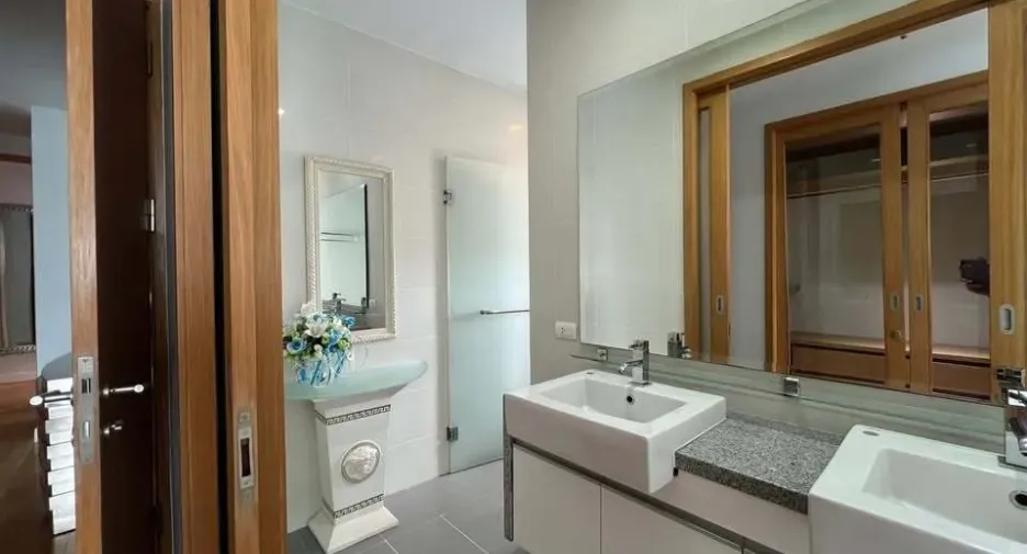 Condo en alquiler de 4 habitaciones en Khlong Toei, Bangkok
