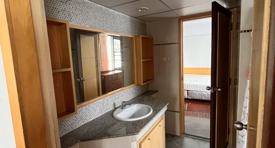 For rent 3 ベッドルーム apartment in Khlong Toei, Bangkok
