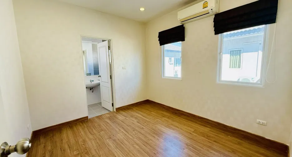 For rent 4 bedrooms house in Thung Khru, Bangkok