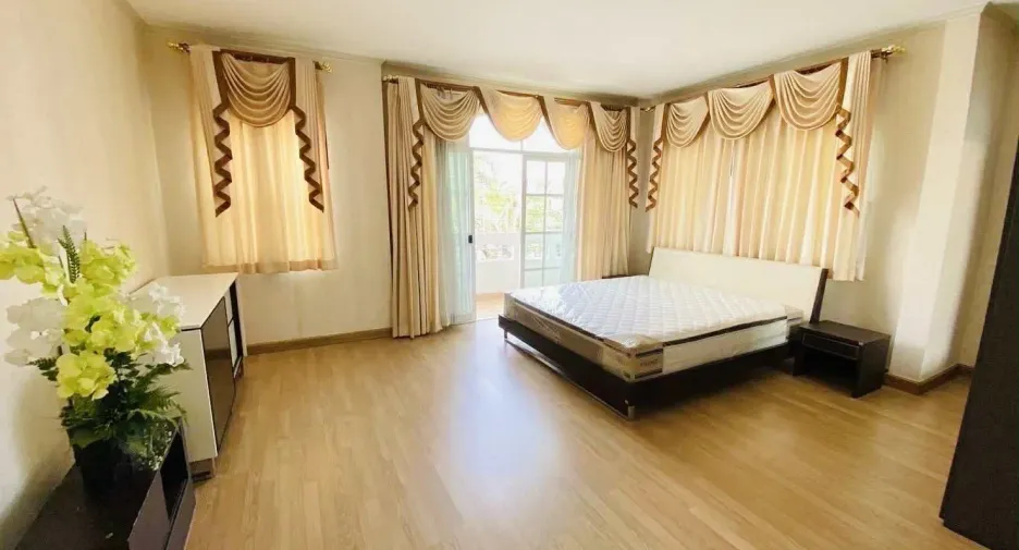 Casa en alquiler de 4 habitaciones en Prawet, Bangkok