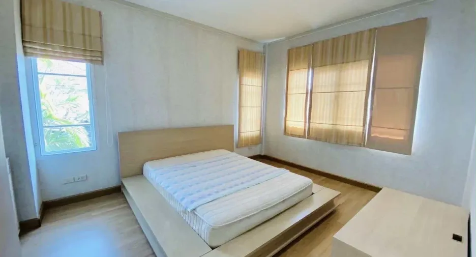 Casa en alquiler de 4 habitaciones en Prawet, Bangkok