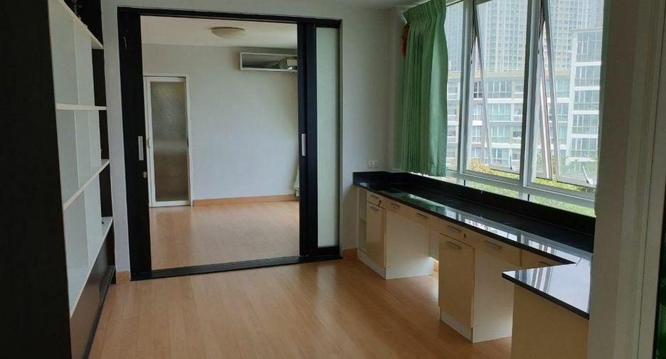 For rent 3 bedrooms condo in Huai Khwang, Bangkok