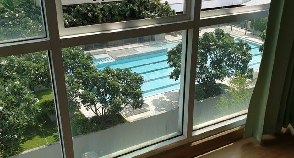For rent 3 bedrooms condo in Huai Khwang, Bangkok