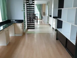 For rent 3 bedrooms condo in Huai Khwang, Bangkok