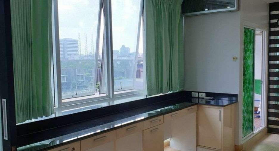 For rent 3 bedrooms condo in Huai Khwang, Bangkok