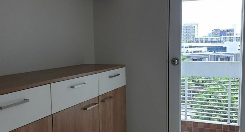 For rent 3 bedrooms condo in Huai Khwang, Bangkok