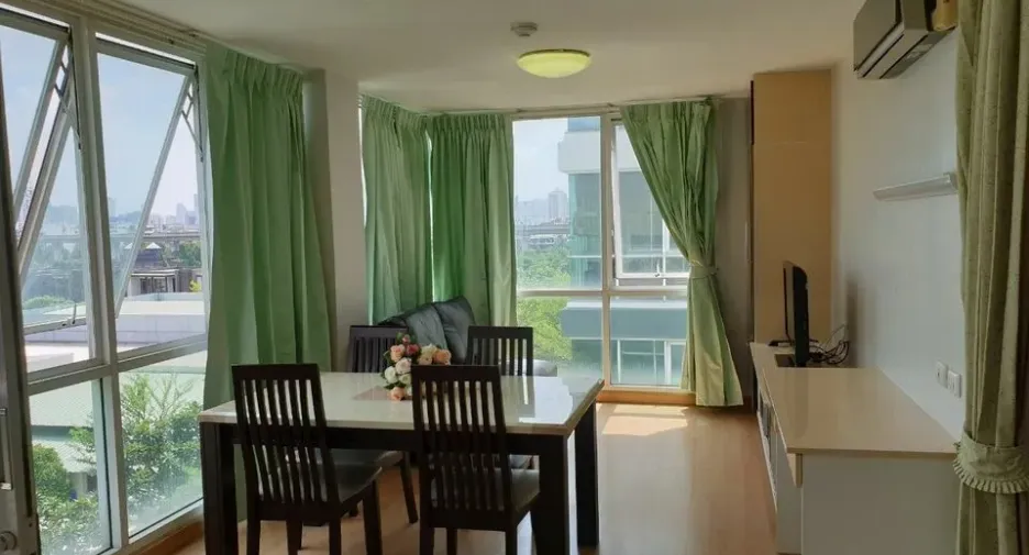 For rent 3 bedrooms condo in Huai Khwang, Bangkok