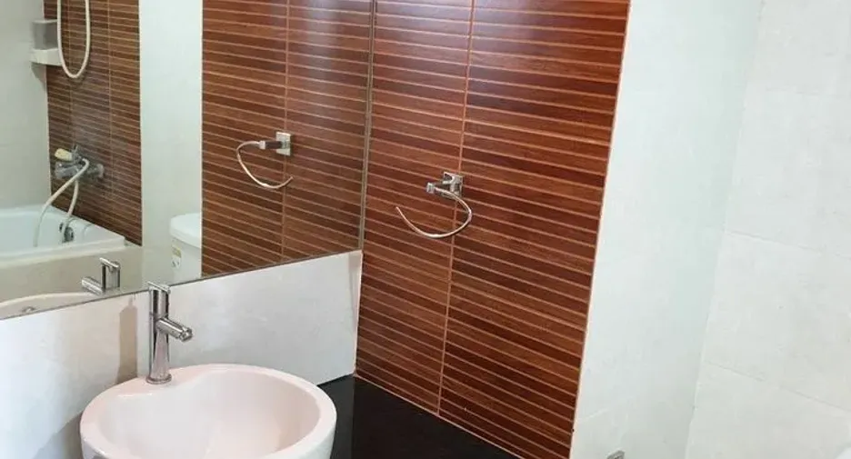 For rent 3 bedrooms condo in Huai Khwang, Bangkok