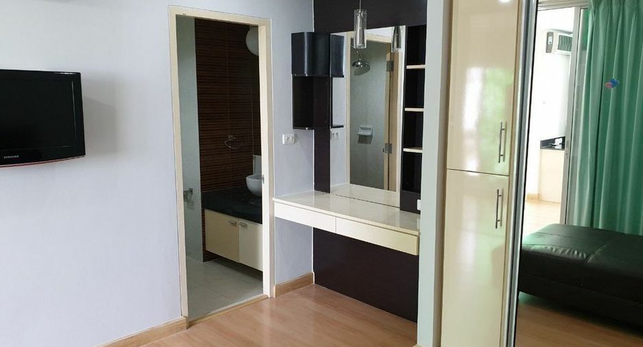 For rent 3 bedrooms condo in Huai Khwang, Bangkok
