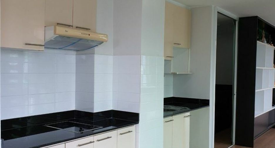 For rent 3 bedrooms condo in Huai Khwang, Bangkok