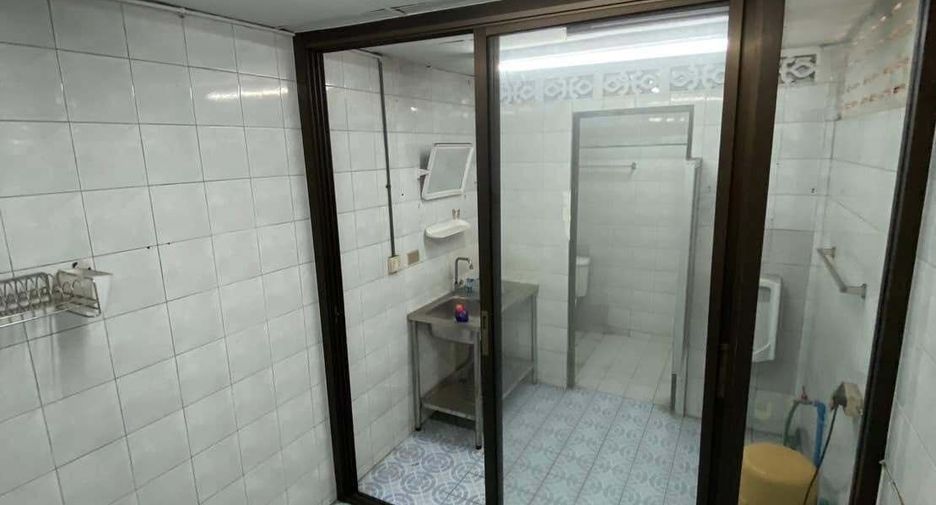 For rent 6 bedrooms retail Space in Khlong San, Bangkok