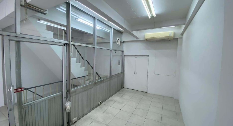For rent 6 bedrooms retail Space in Khlong San, Bangkok