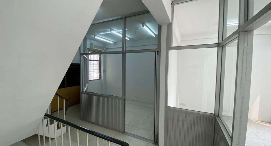 For rent 6 bedrooms retail Space in Khlong San, Bangkok