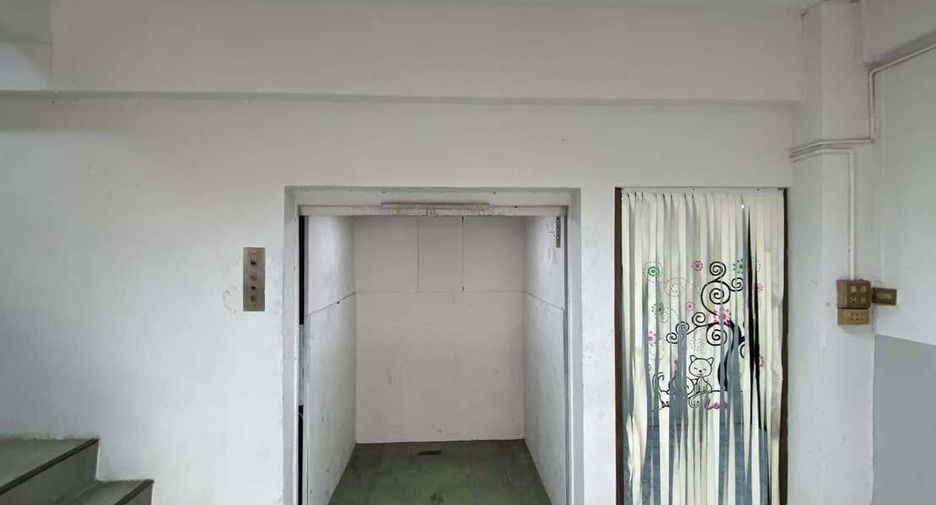 For rent 6 bedrooms retail Space in Khlong San, Bangkok
