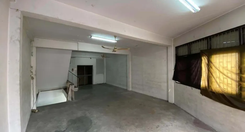 For rent 6 bedrooms retail Space in Khlong San, Bangkok