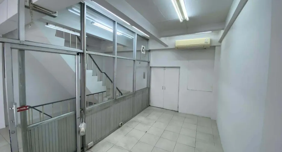 For rent 6 bedrooms retail Space in Khlong San, Bangkok