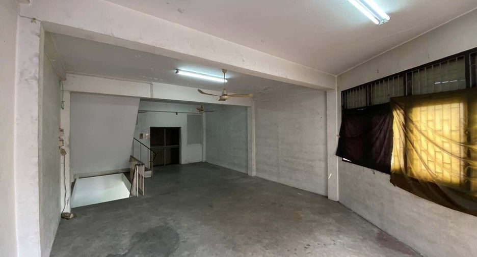 For rent 6 bedrooms retail Space in Khlong San, Bangkok